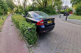 Auto vliegt uit de bocht in Heiloo