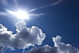 Zomerse temperaturen even onderbroken door buien en mogelijk onweer. Later in de week weer zonnig