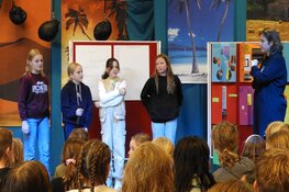 Burgemeester geeft gastles op kindcentrum De Duif