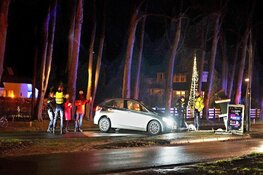 Auto knalt op reclamezuil in Heiloo