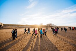 Zonnig winterweer laat deelnemers 19e editie Egmond Wandel Marathon stralen