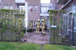 Vrouw rijdt tegen zorgcentrum aan in Heiloo