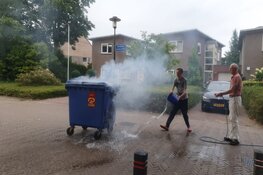Buurtbewoners trekken brandende container op tijd weg in Heiloo