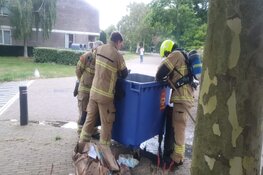Buurtbewoners trekken brandende container op tijd weg in Heiloo