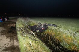 Auto op de kop in de sloot in Heiloo