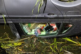 Auto op de kop in de sloot in Heiloo