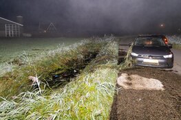 Auto op de kop in de sloot in Heiloo