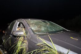 Auto op de kop in de sloot in Heiloo