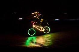 BMX’ers fietsen in het donker om licht op problemen te werpen