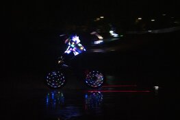 BMX’ers fietsen in het donker om licht op problemen te werpen