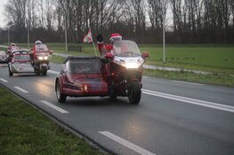 Honderd kerstmannen- en vrouwen op de motor voor Santa Máxima