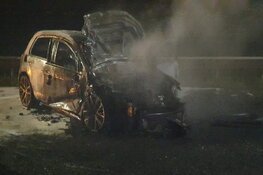 Auto vliegt in brand na ongeval op A9 bij Akersloot