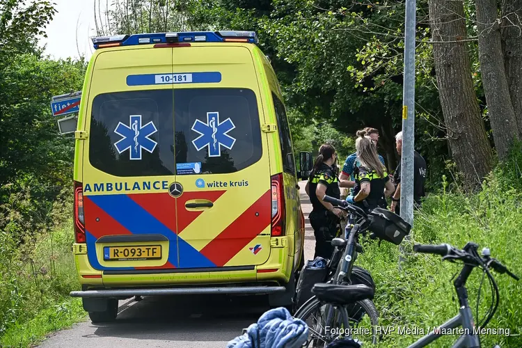 Vrouw door omstanders uit sloot gehaald