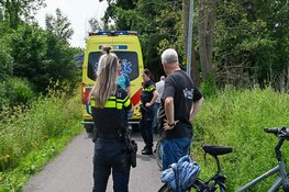 Vrouw door omstanders uit sloot gehaald