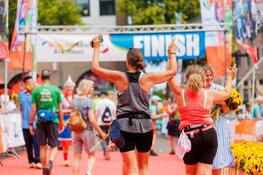 Ruim 4000 voldane 4daagse wandelaars finishen op een bruisend Waagplein