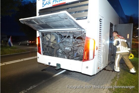 Touringcar vol rook na gesprongen koelwaterleiding