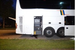 Touringcar vol rook na gesprongen koelwaterleiding