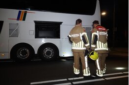 Touringcar vol rook na gesprongen koelwaterleiding