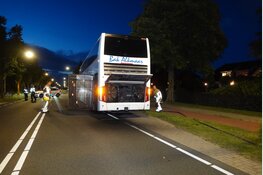 Touringcar vol rook na gesprongen koelwaterleiding