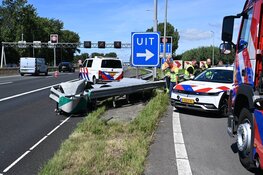 Auto slaat over de kop bij afrit A9 Akersloot