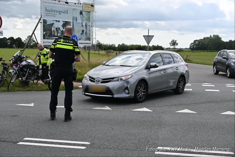 Fietser geschept door afslaande automobilist in Heiloo