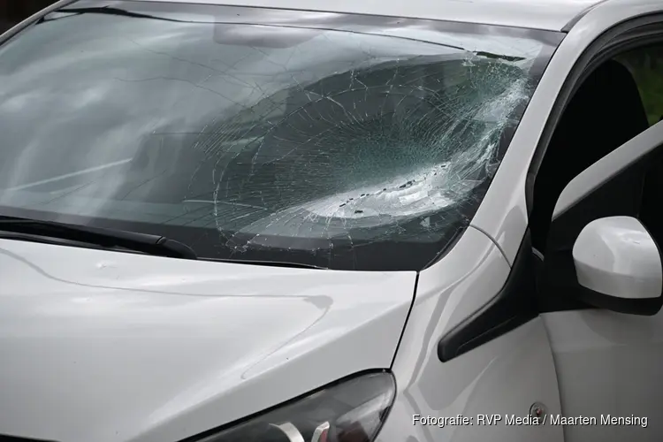Auto flink beschadigd bij ongeval met fietser in Heiloo