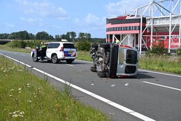 Auto op zijn kant bij eenzijdig ongeval N242