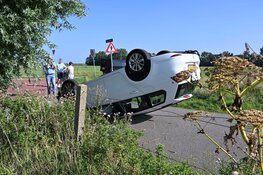 Automobilist moet uitwijken voor fietser, rijdt tegen boom en komt op de kop terecht in Heiloo