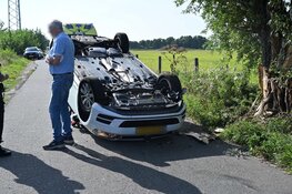 Automobilist moet uitwijken voor fietser, rijdt tegen boom en komt op de kop terecht in Heiloo