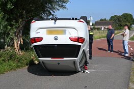 Automobilist moet uitwijken voor fietser, rijdt tegen boom en komt op de kop terecht in Heiloo