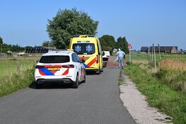 Automobilist moet uitwijken voor fietser, rijdt tegen boom en komt op de kop terecht in Heiloo