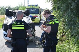 Automobilist moet uitwijken voor fietser, rijdt tegen boom en komt op de kop terecht in Heiloo