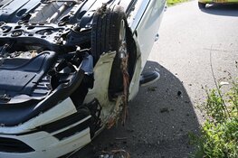 Automobilist moet uitwijken voor fietser, rijdt tegen boom en komt op de kop terecht in Heiloo