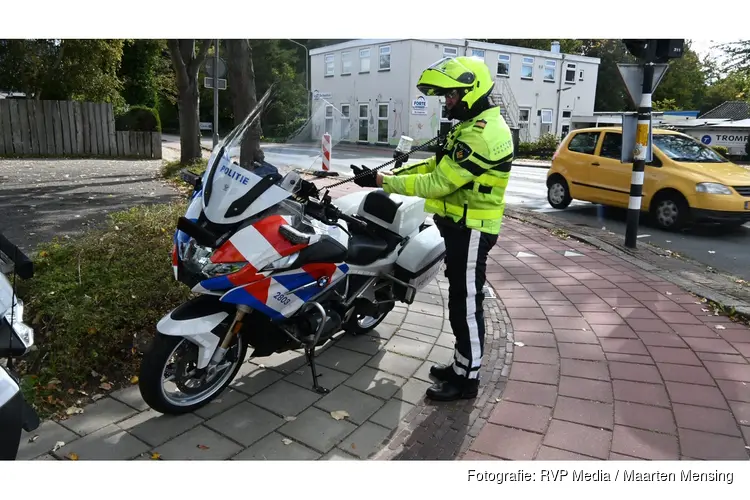 Fietser en automobilist botsen op kruising in Heiloo