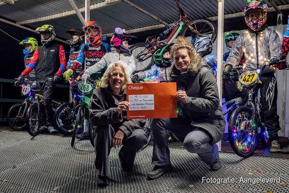 Rabobank schenkt €10.000 voor nieuwe verlichting Boscrossers