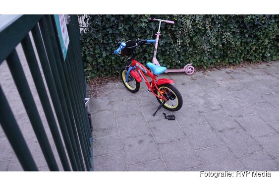 Jongentje door brandweer bevrijdt nadat hij met voet tussen trapper komt