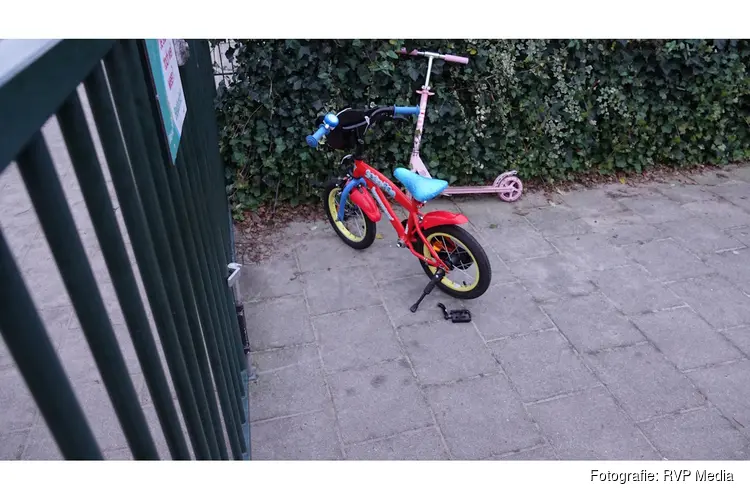 Jongentje door brandweer bevrijdt nadat hij met voet tussen trapper komt