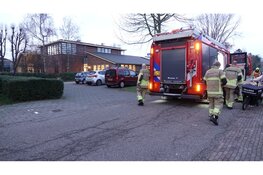 Jongentje door brandweer bevrijdt nadat hij met voet tussen trapper komt