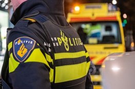 Auto botst op lijnbus in Heiloo, bestuurder naar ziekenhuis