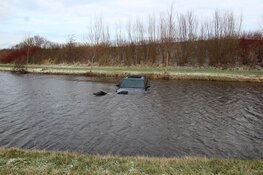 Automobilist belandt in het ijskoude water in Heiloo