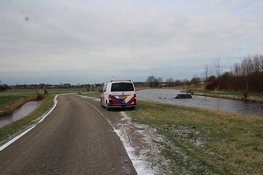 Automobilist belandt in het ijskoude water in Heiloo