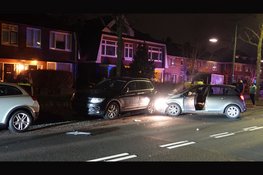 Automobilist ramt geparkeerde auto en wordt aangehouden