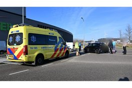 Schade aan twee auto's na botsing in Heiloo