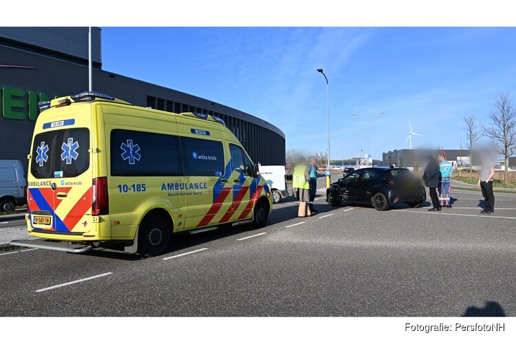 Schade aan twee auto's na botsing in Heiloo