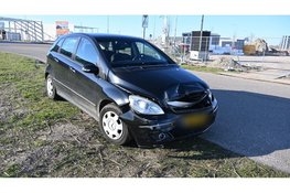 Schade aan twee auto's na botsing in Heiloo