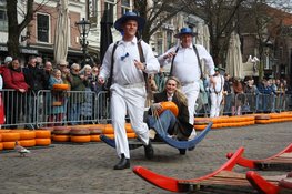Eerste Alkmaarse Kaasmarkt van het seizoen geopend door Irene Schouten