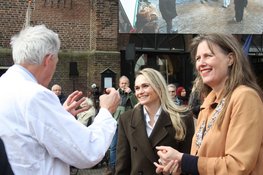 Eerste Alkmaarse Kaasmarkt van het seizoen geopend door Irene Schouten