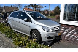 Auto belandt in voortuin na ongeval in Heiloo