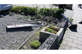 Auto belandt in voortuin na ongeval in Heiloo