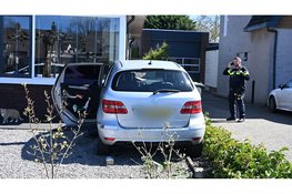 Auto belandt in voortuin na ongeval in Heiloo